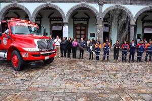 Alcalde de Zacatlán entrega uniformes y dos camiones cisterna al Cuerpo de Bomberos