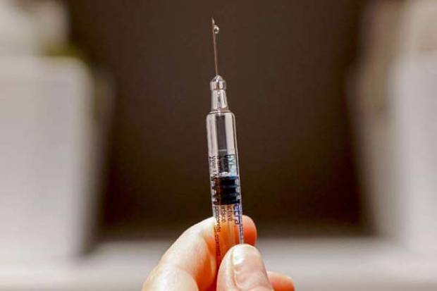AstraZeneca reanuda ensayos de vacuna contra COVID-19 en EU