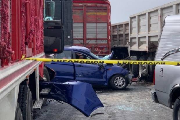 Tres muertos dejó choque de tráilers y vehículos en la vía federal El Seco-Perote