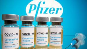 EU autoriza tercera dosis de Pfizer para adultos mayores