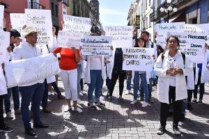 Pasantes médicos se manifestaron afuera del Congreso de Puebla