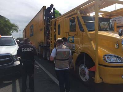 Policía Federal obliga a traileros a llevar a migrantes de la segunda caravana a Puebla