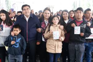 Gobierno de Puebla entrega pasaportes binacionales y apoyo a migrantes