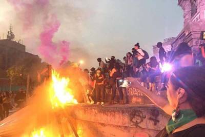 Pintas, quemas y agresiones en nueva marcha feminista en la CDMX
