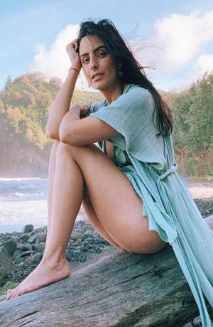 Aislinn Derbez cautiva con escote en bikini para redes sociales