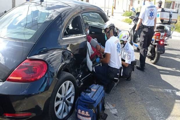 Un lesionado dejó colisión entre combi de la Ruta S14-A y vehículo en Puebla