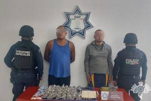 Detienen a pareja de narcomenudistas con 70 dosis de droga en Puebla