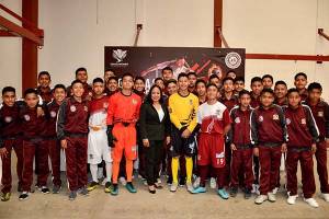 Ayuntamiento de Cuautlancingo entrega uniformes a  jugadores de la 4ta División, Águilas Reales