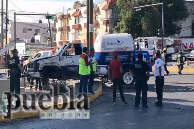 VIDEO: Pipa de gas se impacta contra semáforo y sube a banqueta de los Arcos de Loreto