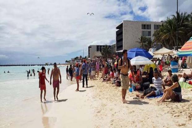 ¡Las playas son públicas!; mil realizan picnic en Playa del Carmen