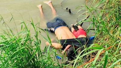 Cuerpos de padre e hija que murieron abrazos en el río Bravo llegaron a El Salvador