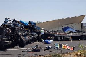 Dos muertos, saldo de colisión entre camión y tráiler en la autopista a Oaxaca