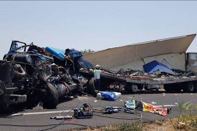 Dos muertos, saldo de colisión entre camión y tráiler en la autopista a Oaxaca