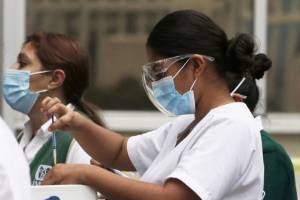 Cambian fecha de vacunación COVID para maestros en Puebla, será del 18 al 21 de mayo