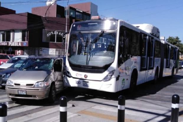 Camioneta invadió carril de RUTA y provocó accidente; cuatro lesionados