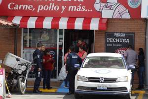 Despojan a mujer de su vehículo a balazos en Plaza Zavaleta