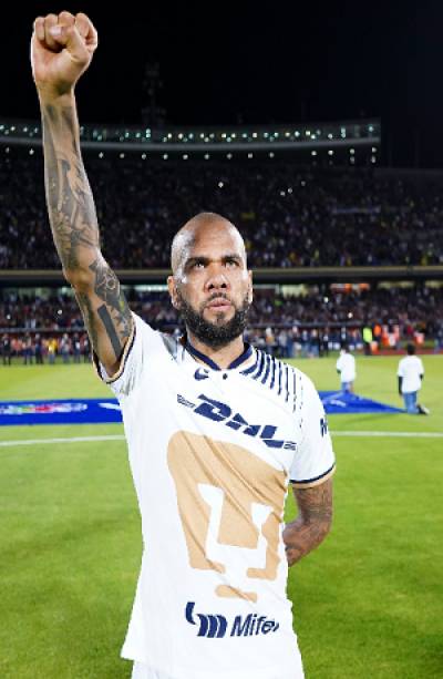 Dani Alves debuta con Pumas en empate 1-1 ante Mazatlán