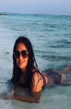 Salma Hayek cautivó con sensual bikini