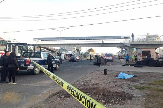 Volcadura en la Vía Corta a Santa Ana dejó un joven muerto