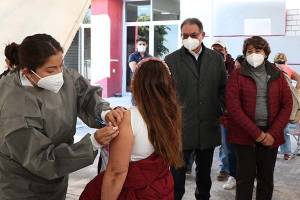 Titulares de SEP federal y estatal supervisaron vacunación a maestros en Puebla
