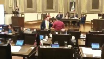 Casi se arma la campal en el Congreso de Puebla; diputado de Morena reta a golpes a Biestro