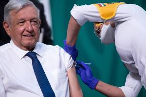 López Obrador recibe vacuna de AstraZeneca