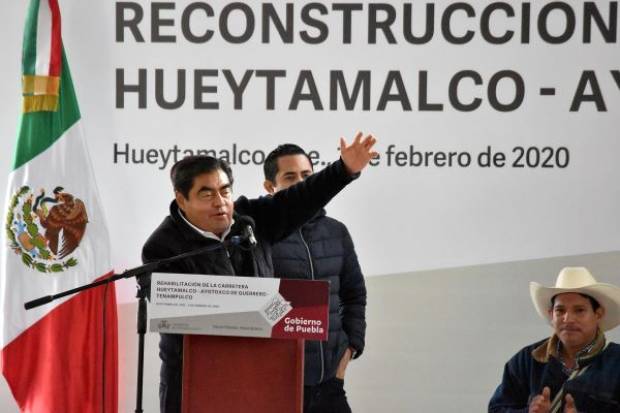 Barbosa inaugura reconstrucción de la carretera Hueytamalco-Tenampulco