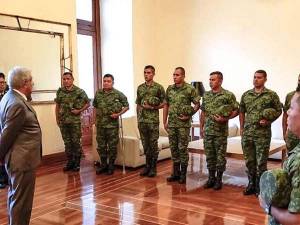AMLO se reunió con militares humillados en Michoacán