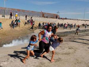 Trump exige a México que frene las caravanas; migrantes logran burlar cerco policiaco