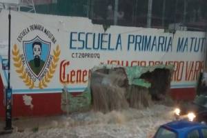 Lluvia derriba bardas e inunda calles de colonias de Puebla