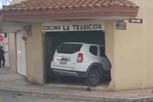 Ebrios colisionan su camioneta y terminan dentro de un local en Puebla
