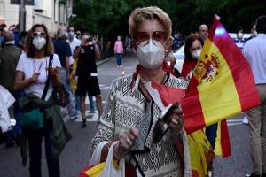 España analiza dejar de usar cubrebocas en lugares exteriores