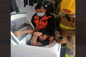 Menor queda atrapado dentro de una lavadora en Puebla