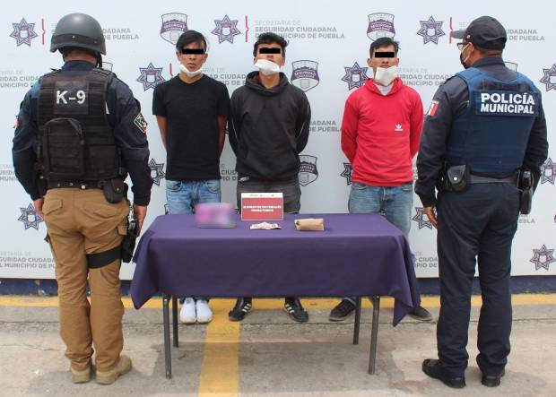 Cae banda que apedreaba vehículos para asaltarlos en la autopista en Puebla Capital
