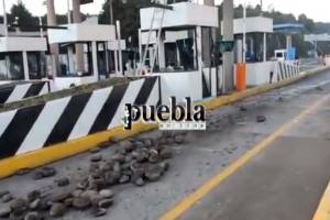 VIDEO. Normalistas de Teteles vandalizan caseta de Atempan; habrá denuncias penales