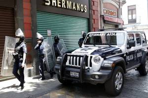 Policías enfrentan ambulantes para evitar su instalación en el centro de Puebla