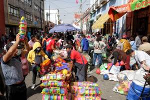 FOTOS: Se desbordan ambulantes en la 16 Poniente y La Margarita por Día de Reyes