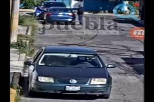 VIDEO: Sujetos roban un vehículo a punta de pistola en Puebla