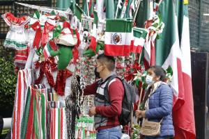 FOTOS: Inicia en Puebla la venta de artículos patrios