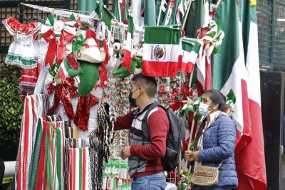 FOTOS: Inicia en Puebla la venta de artículos patrios
