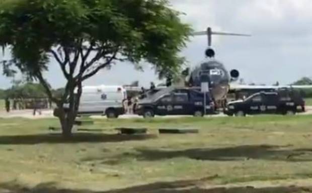 Haitianos se amotinan en avión cuando iban a ser repatriados