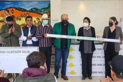 Alcalde de Zacatlán entregó calentadores solares y tinacos a diferentes localidades