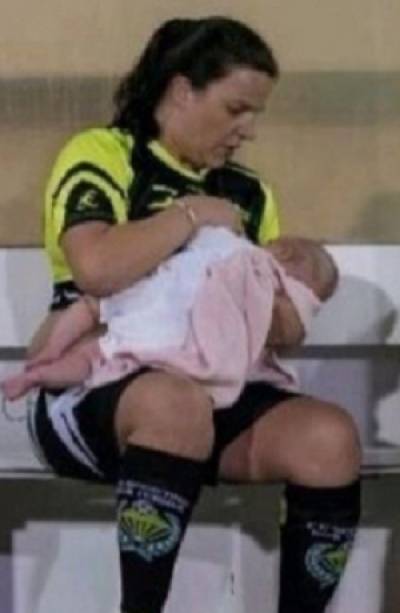 Ruth Ruano, la futbolista que amamanta a su hija en los partidos