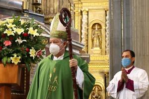 Regresa arzobispo de Puebla a oficiar misa dominical en Catedral