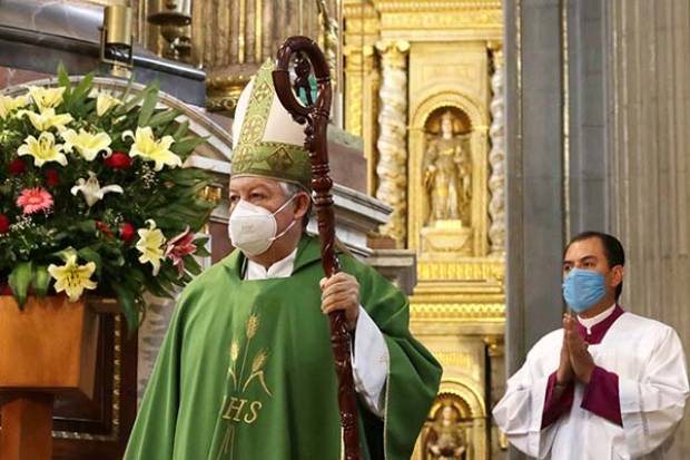 Regresa arzobispo de Puebla a oficiar misa dominical en Catedral