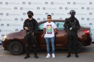 Sujeto en posesión de vehículo robado es detenido en Granjas Puebla
