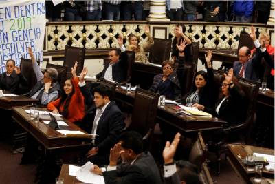 Congreso pide a Gali detener entrega de notarías; reforman la ley para limitar patentes