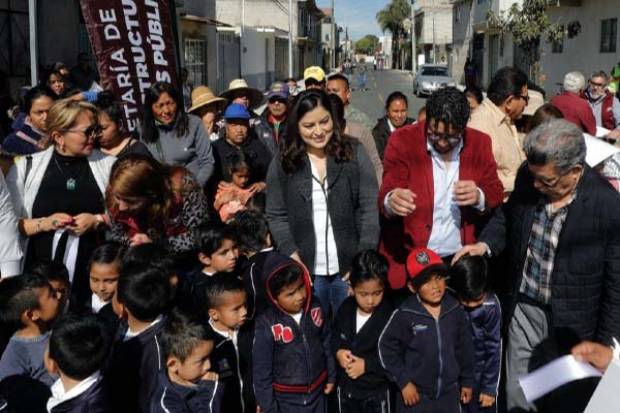 Claudia Rivera entregan seis calles pavimentadas en Bosques de Santa Anita