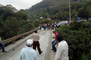Municipio veracruzano bloquea el paso a turistas poblanos para evitar contagio de COVID-19