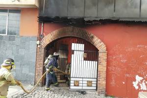 Rescatan a dos personas tras incendio en vivienda de la colonia Azcárate